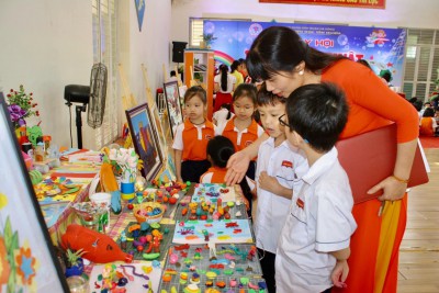 Ngày hội "Sách và Mĩ thuật" tại Trường Tiểu học Yên Nghĩa.